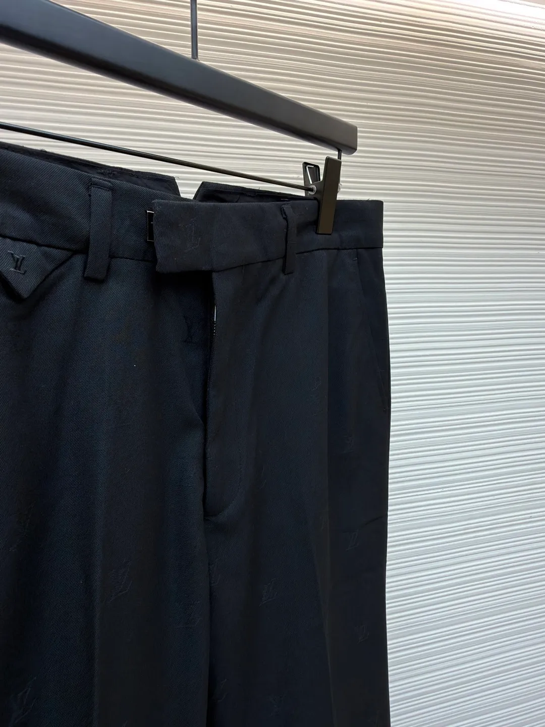 LOUIS VUITTON full-width jacquard suit pants ●Original version: Purchased and developed for 34500 ●Item number: 1680846-B50 ●Material: soft wool satin fabric ●Technology: jacquard production ●Version: fitted version ●Weight: about 460 grams ●Size: 50-52-54-56 ●Description: Customized soft wool satin, as smooth as silk, full of drape, with a deep black charm Deep and mysterious, the full-width LV Blason jacquard slowly unfolds on the wool, as if injecting soul into these pants. Decorated with LV logo embroidery, it inadvertently reveals a noble style. Smooth lines outline a neat straight silhouette, showing a calm and elegant attitude. The jacquard process controls the interweaving of warp and weft threads by weaving LV Bladon textile technology on the surface of the fabric, and precisely controls the interlacing density and tension of the yarn to make it more three-dimensional. Adopt imported machine embroidery technology, use advanced computer control system and precision mechanical components to achieve LV logo embroidery work with high precision and smooth and delicate lines. The trouser legs are manually positioned, cut and gathered using fine needles and threads with a color similar to the fabric to perform needle-picking operations on the edges of the trouser legs to make the edges neater and tighter. The overall wiring is straight and delicate, the fabric is comfortable and soft, and the color is consistent without color difference. It can be matched with the same style to create a fashionable look and control various occasions. Customized accessories, complete with three standards, same style for men and women!